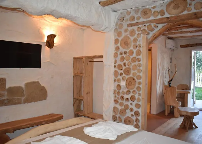 Daire The Flintstones House *