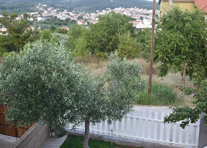 The Flintstones House Apartman