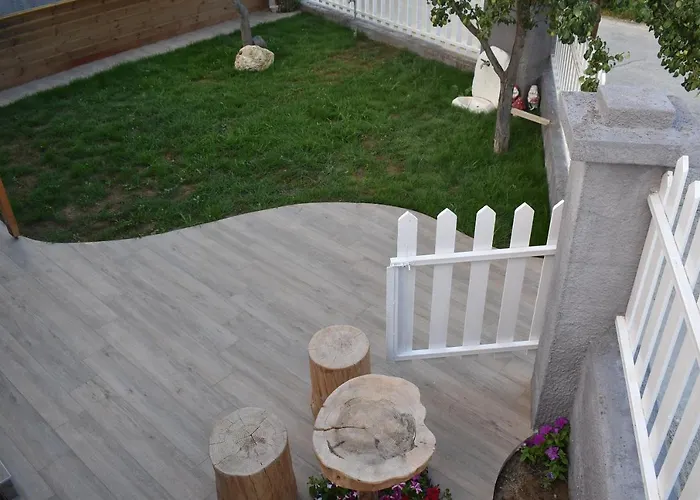 The Flintstones House Apartman